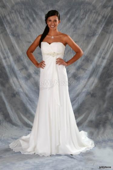 Abito da sposa scivolato con dettaglio prezioso sotto il seno