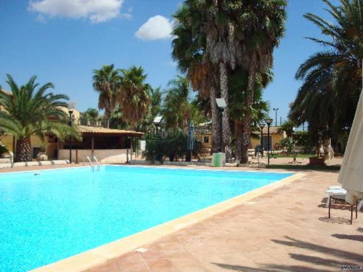Ampia piscina immersa nel verde presso l'agriturismo Crisilio Castello