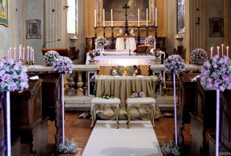 La scenografia floreale per la cerimonia religiosa