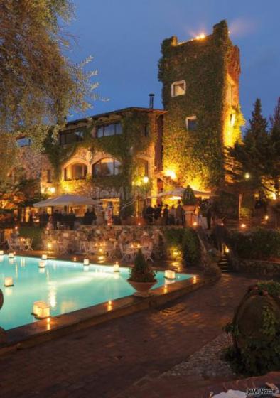 Vista della location di matrimonio con piscina illuminata