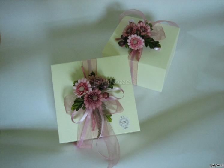 Scatoline porta bomboniere in verde con fiori rosa