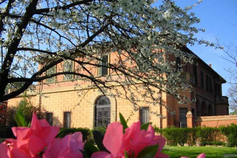 La Villa vista dall'esterno con fiori colorati ed alberi profumati