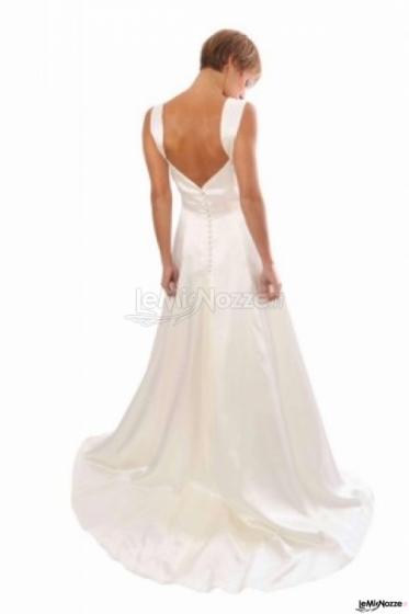Abito da sposa con scollo sulla schiena e strascico
