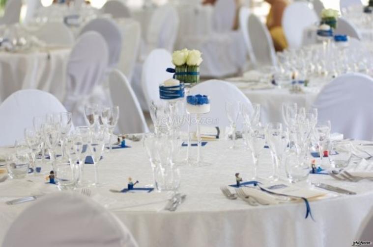 Mise en place blu per il matrimonio