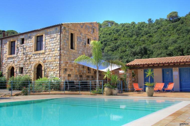 Piscina con esterno dell'agriturismo per ricevimento di matrimonio presso Cefalù (Catania)