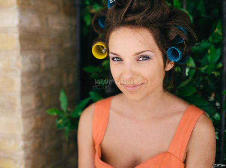 Foto della sposa durante i preparativi per il matrimonio