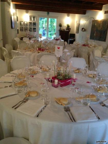 Tavoli allestiti per il ricevimento di matrimonio all'interno della villa
