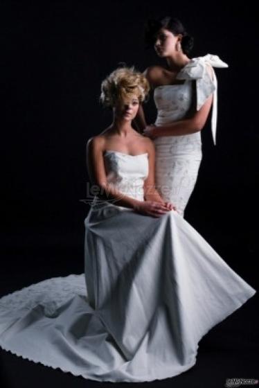 Collezione Unique - Abito da sposa in cotone con ricamo color argento. Euro 1.200 - Tubino in cotone lavorato con fiocco sulla spalla. Euro 500