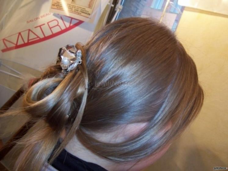Acconciatura con perle per la sposa
