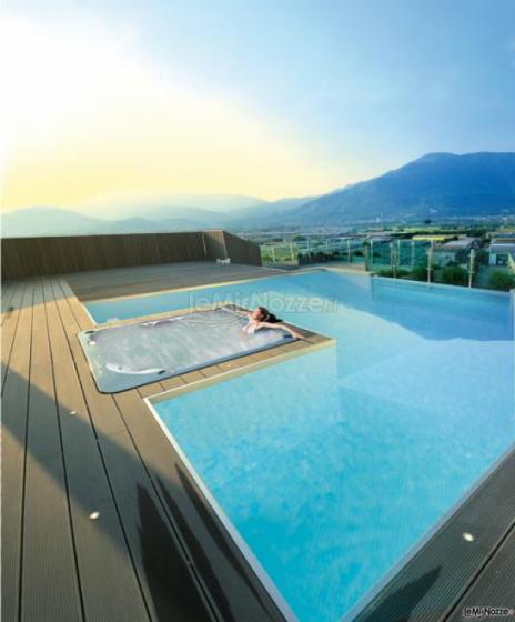 Piscina con vasca idromassaggio per il relax dopo le nozze
