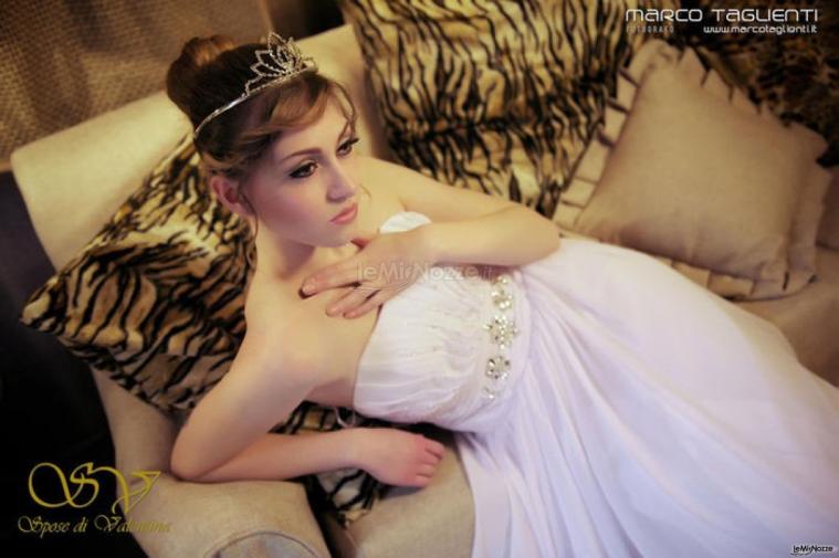 Abito da sposa senza spalline e gonna morbida