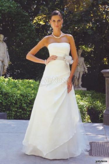 Abito da sposa semplice e delicato dell'Atelier Le Spose di Annalisa