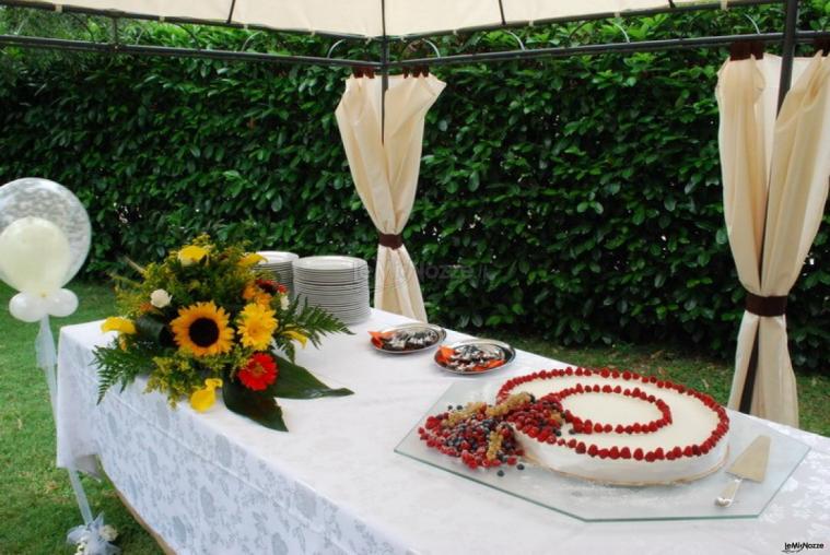 Allestimento del banchetto nuziale in giardino