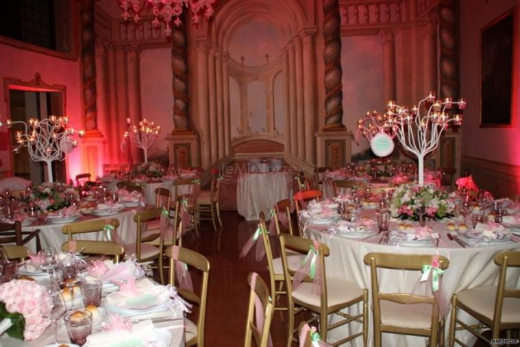 Allestimento della sala per il matrimonio
