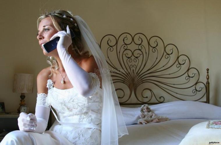 La sposa parla al telefono prima della cerimonia