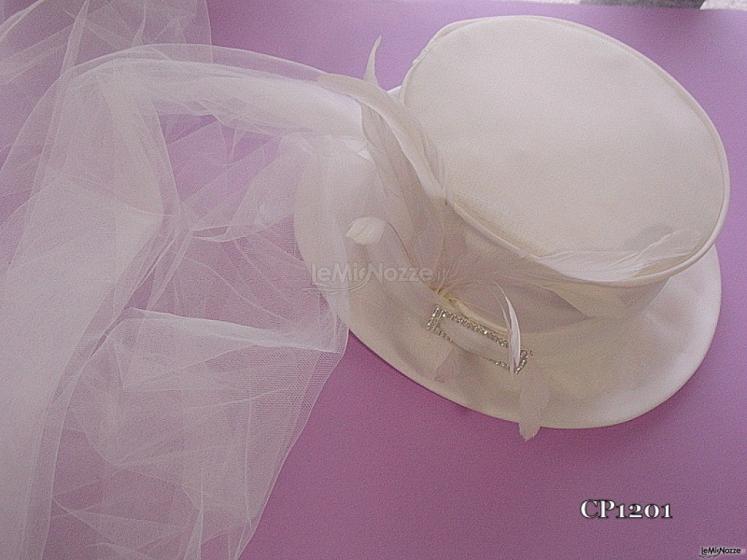 Cilindro rivestito in organza e seta con fascia e coda in tulle manoseta e fibbia strass - Accessori Pamù