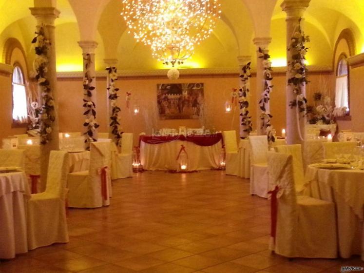 La sala delle Colonne. Sala più raccolta, per ricevimenti con pochi invitati. Spesso utilizzata per la confettata o per il taglio della torta, specie se in caso di maltempo non può essere agibile il parco.