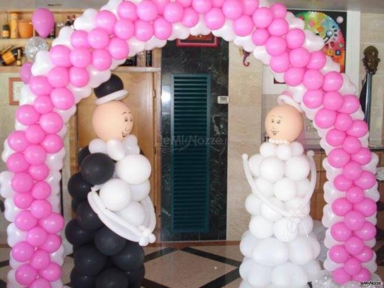 Arco di palloncini con sposi