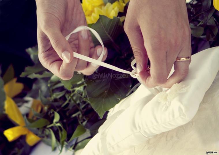 La sposa prende la fede dal cuscino