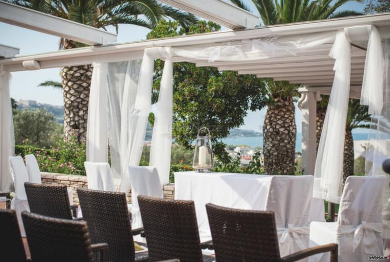 Allestimento all'aperto per la cerimonia di matrimonio