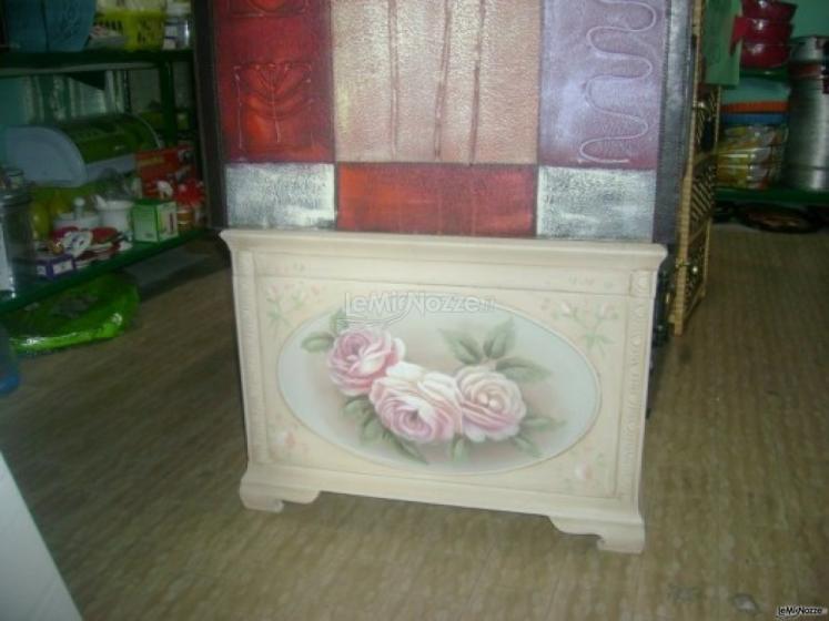 Cassapanca antica con decoro floreale per il regalo di nozze