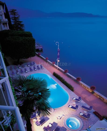 Matrimonio a bordo piscina e vista lago