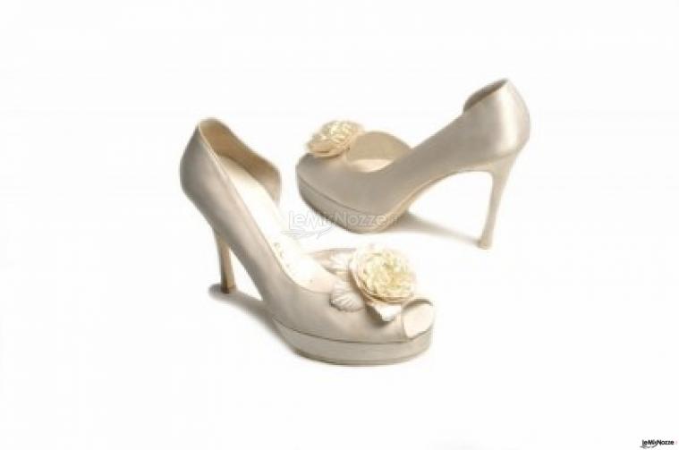 Scarpe per l'abito da sposa