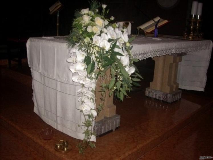 Allestimento dell'altare per la cerimonia di matrimonio