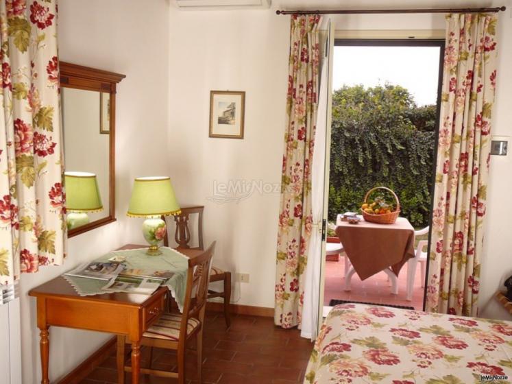 Interno stanza da letto con balcone presso Agriturismo Limoneto Siracusa