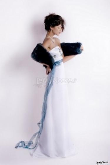 Collezione Unique - Vestito da sposa in seta e georgette, colore bianco con particolari in pizzo verde-oro ricamati a mano. Euro 1.200