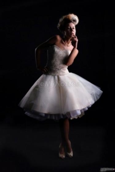 Collezione Unique - Vestito da sposa con gonna corta in seta e tulle e corpetto ricamato con pizzo color oro. Euro 900