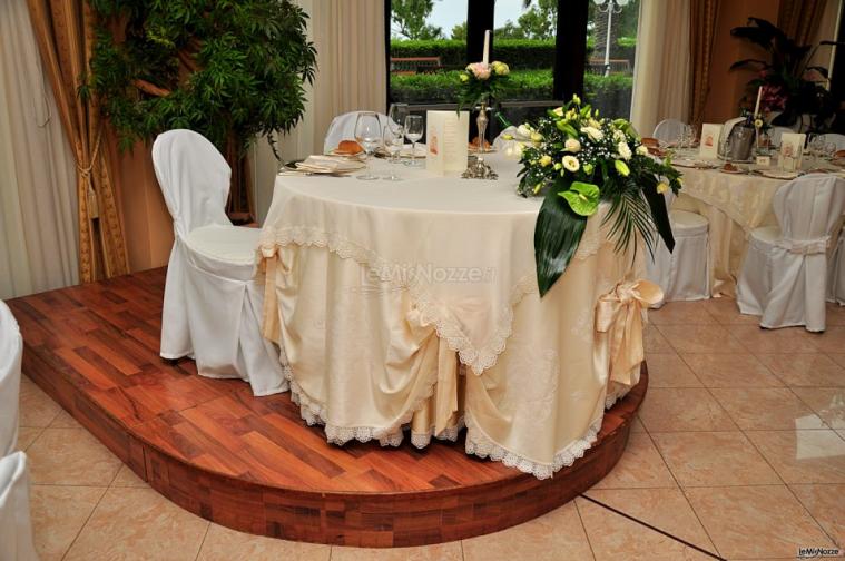 Mise en place del tavolo degli sposi