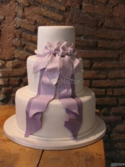 Torta nuziale con fiocco