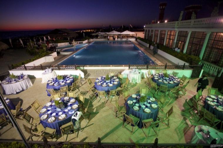 Allestimento di un matrimonio a bordo piscina con tavoli rotondi