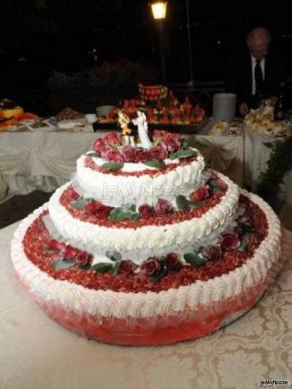 Torta nuziale con cake topper