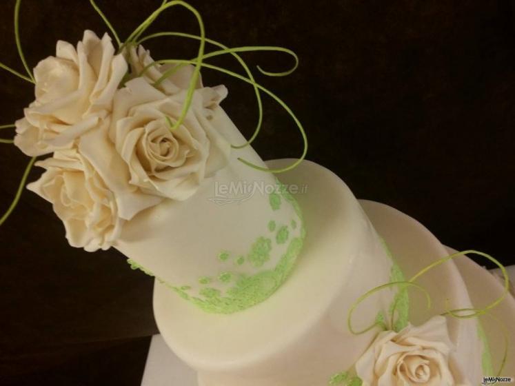 Torta nuziale con dettagli verdi