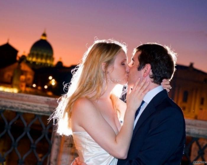 Fotografia del bacio degli sposi
