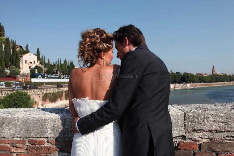 Fotografia degli sposi abbracciati