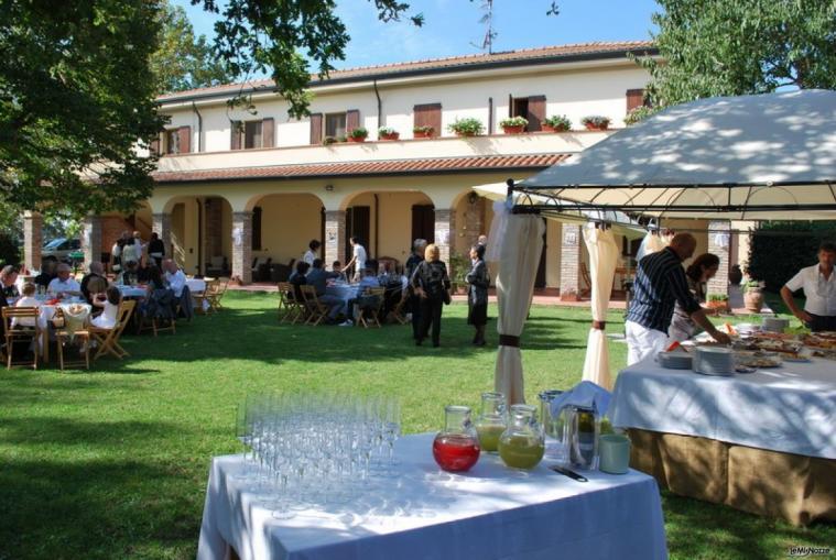 Aperitivo di matrimonio nel grazioso giardino esterno all'agriturismo