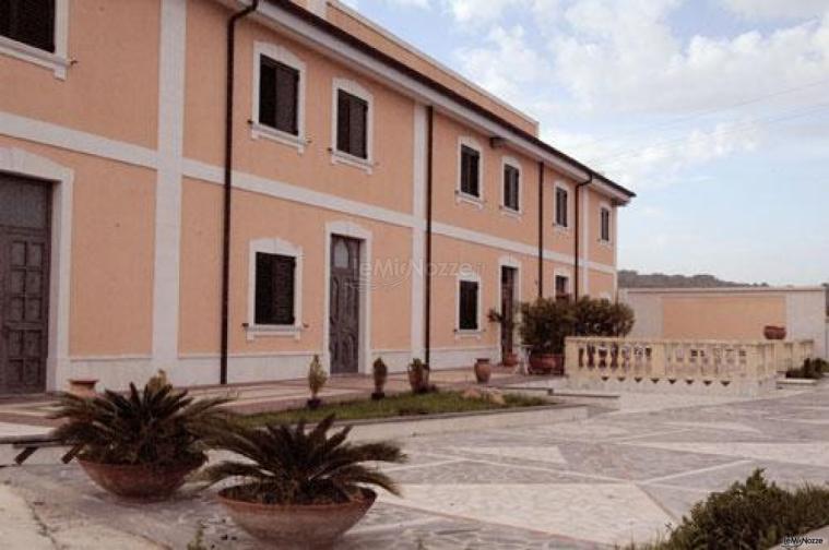 Piazzale esterno dell'Hotel Colle Acre a Palazzolo Acreide (Siracusa)