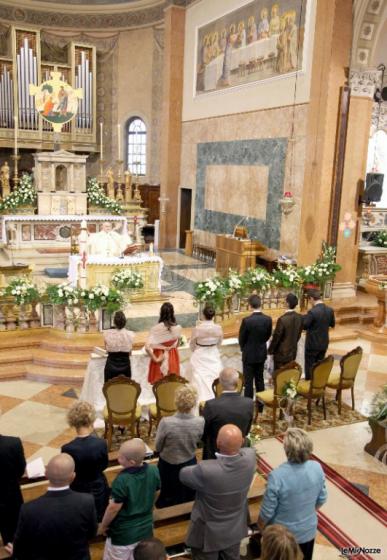 Momento della cerimonia in chiesa