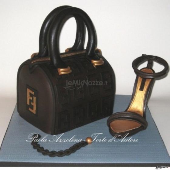 Torta nuziale e forma di borsa di Fendi con scarpa