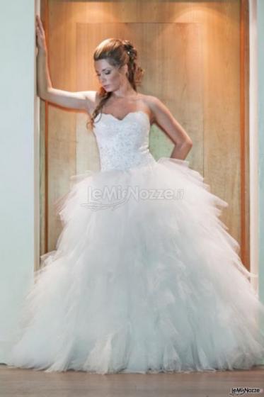 Vestito da sposa con gonna effetto piume e corpetto ricamato