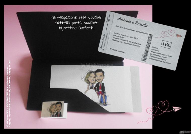 partecipazione nozze stile voucher con disegno sposi viaggiatori