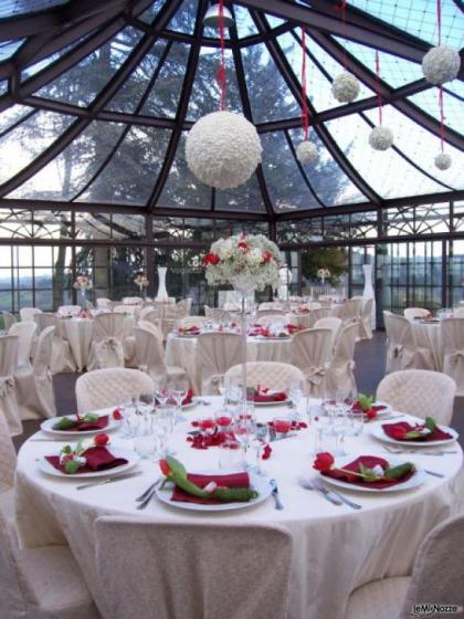 Tavoli allestiti per il ricevimento di matrimonio