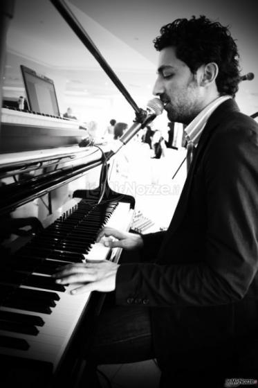 Loris durante un'esibizione al pianoforte