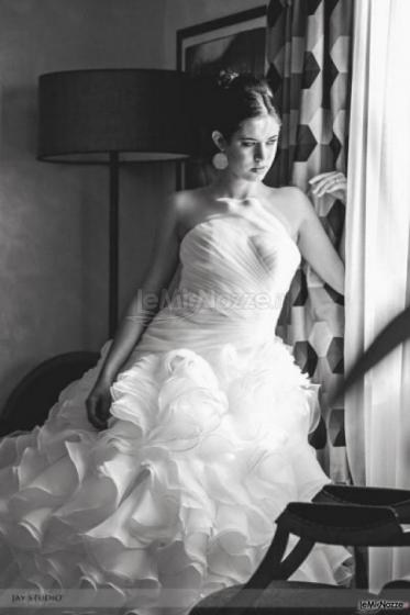 Abito da sposa con ampia gonna e corpetto intrecciato