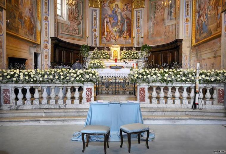 Allestimento floreale della chiesa