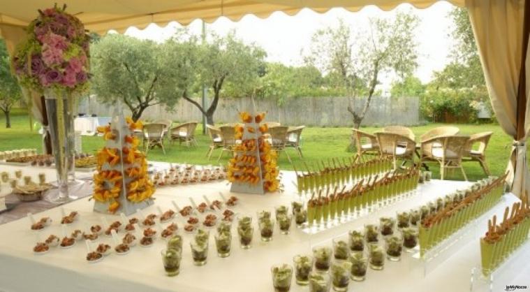Buffet di dolci e frutta al ricevimento di matrimonio