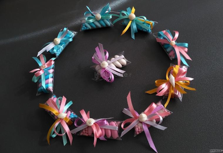 Astucci di confetti e bonbon personalizzati e coordinati a bomboniere design